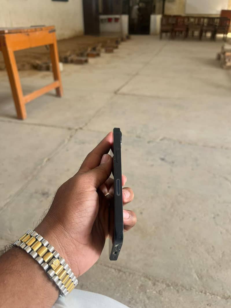 Apple iPhone 13 5