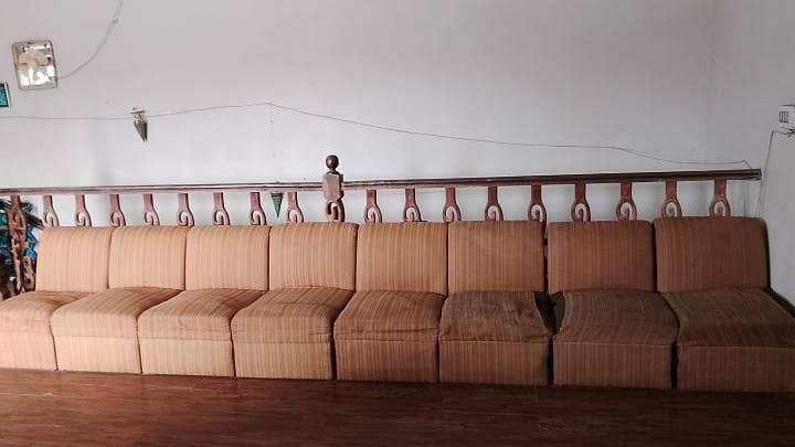 8 single sofas 0