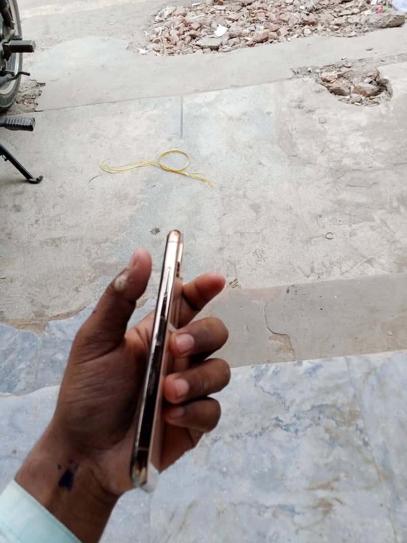 Apple iPhone XS 5