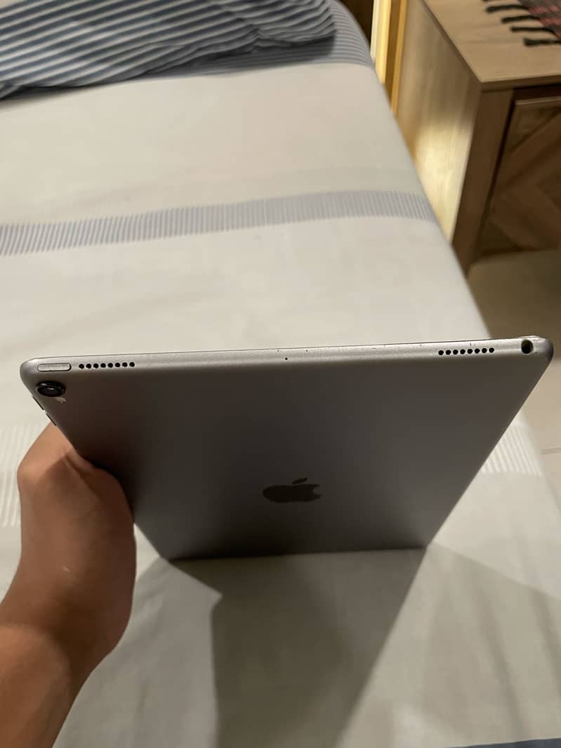 iPad Pro 10.5  (256 Gb) read description 5