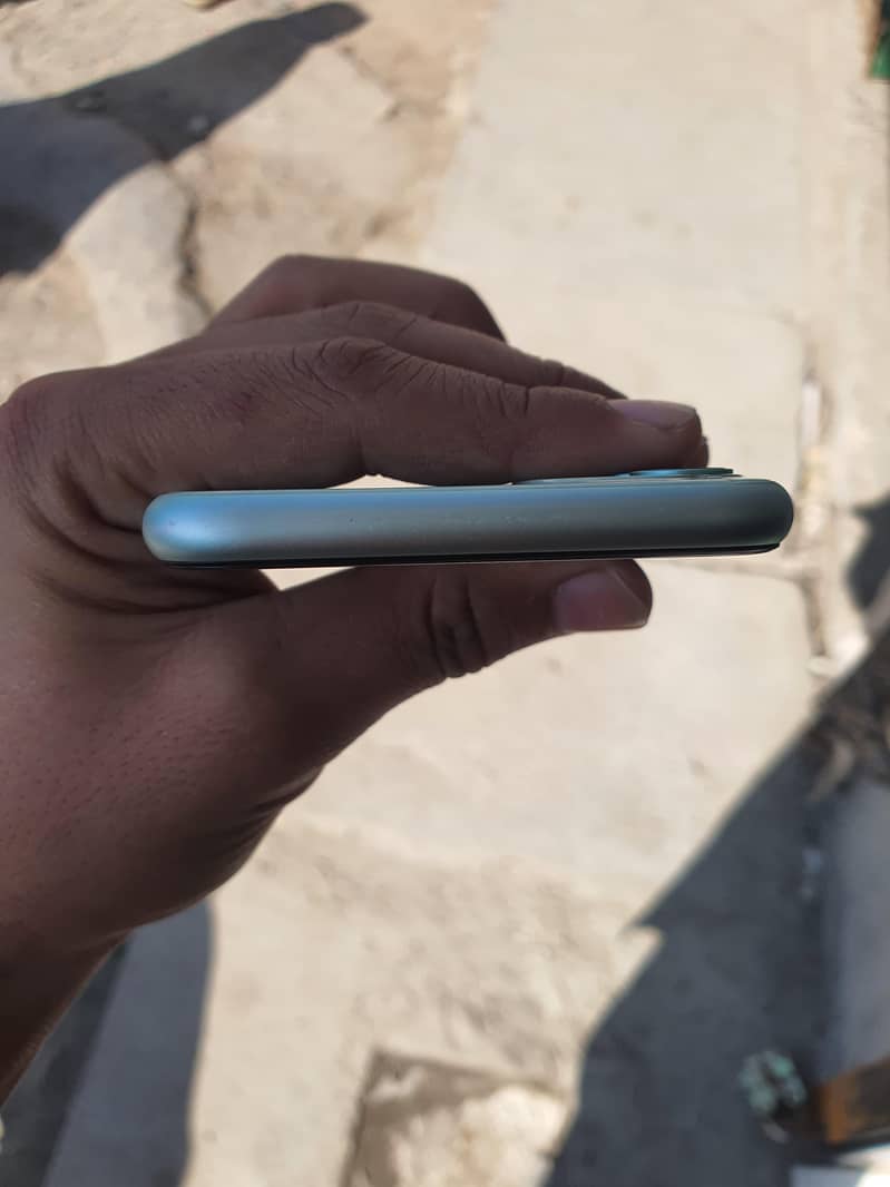 Apple iPhone 11 3