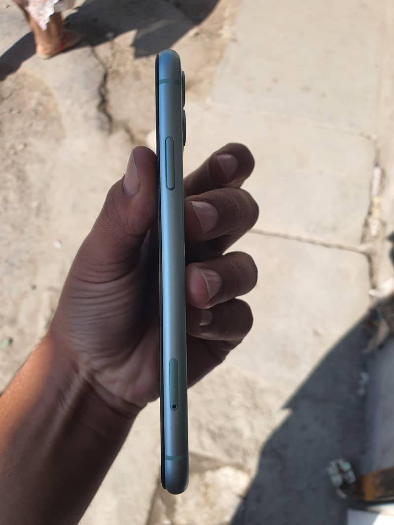 Apple iPhone 11 4