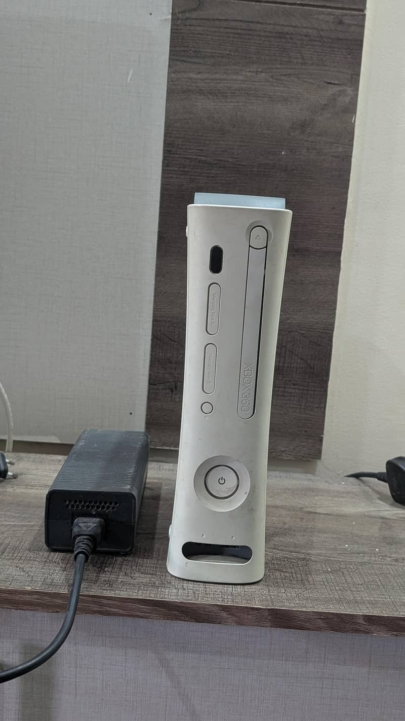 Xbox 360 With One Wireless Controller 0