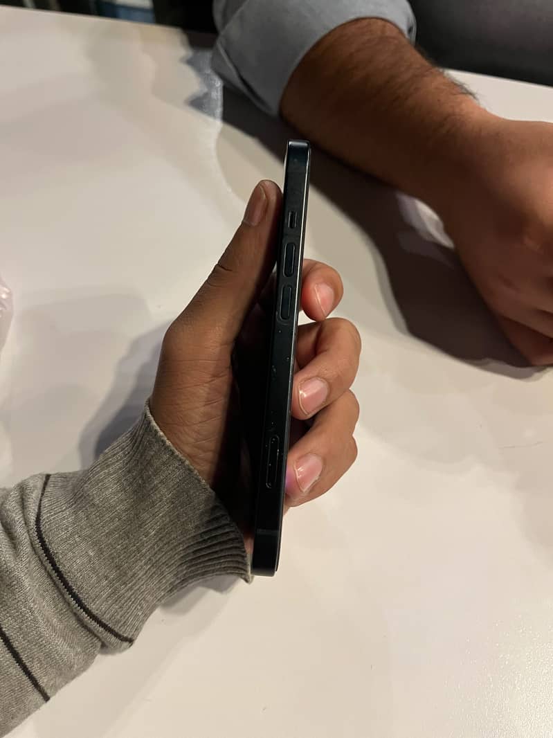 Apple iPhone 13 2