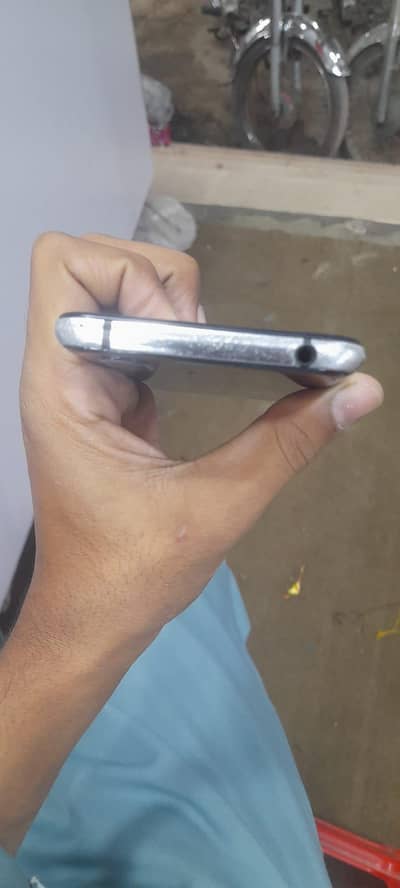 Sharp Aquos R2