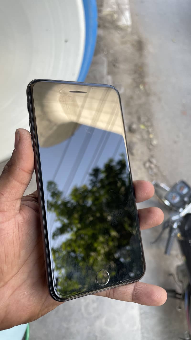 Apple iPhone 8 Plus 1