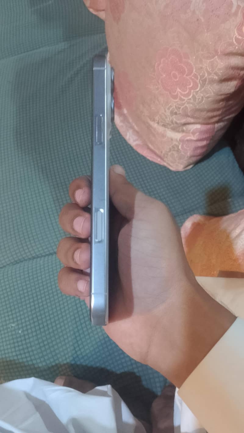 Apple iPhone 16 Pro Max 5