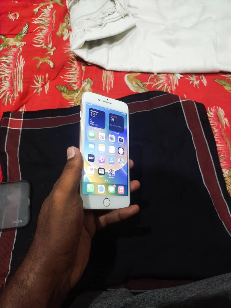 Apple iPhone 8 Plus 1