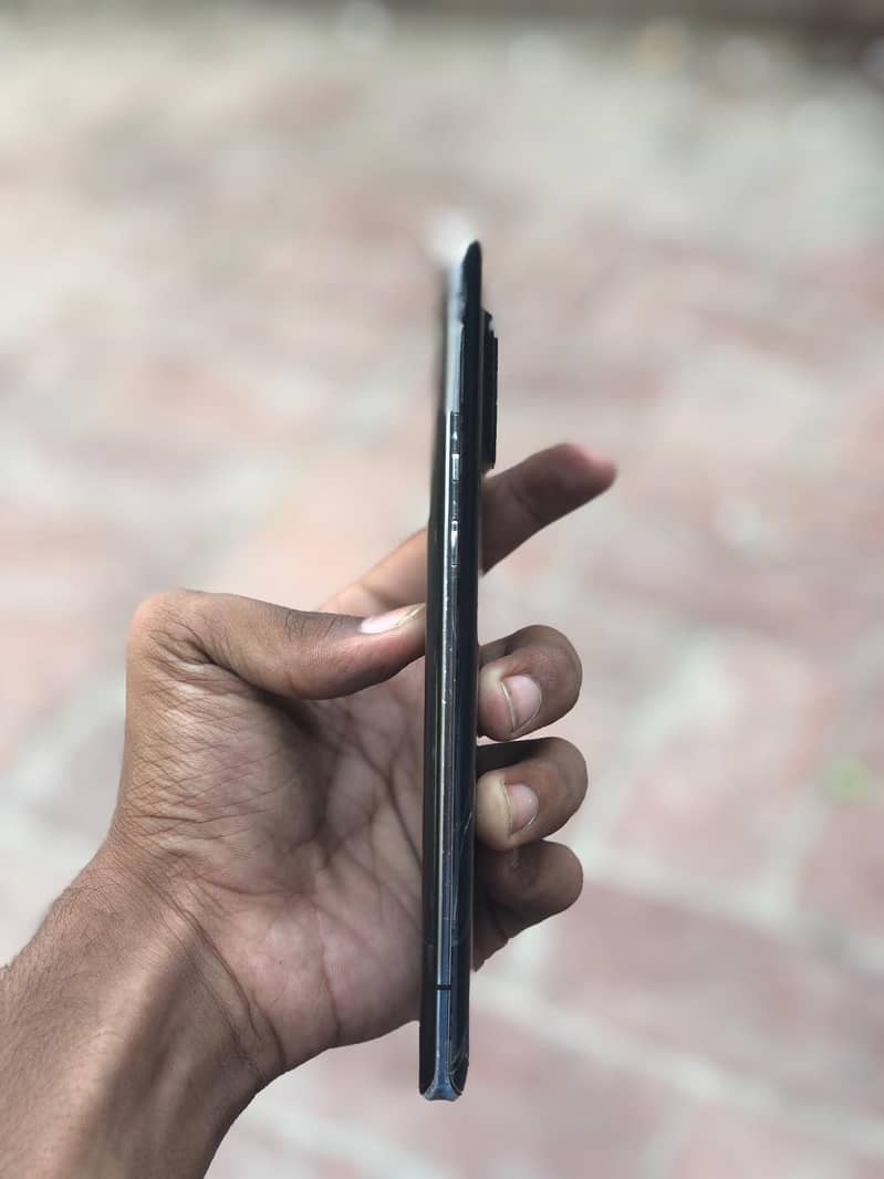 Sharp Aquos R6 5G 4