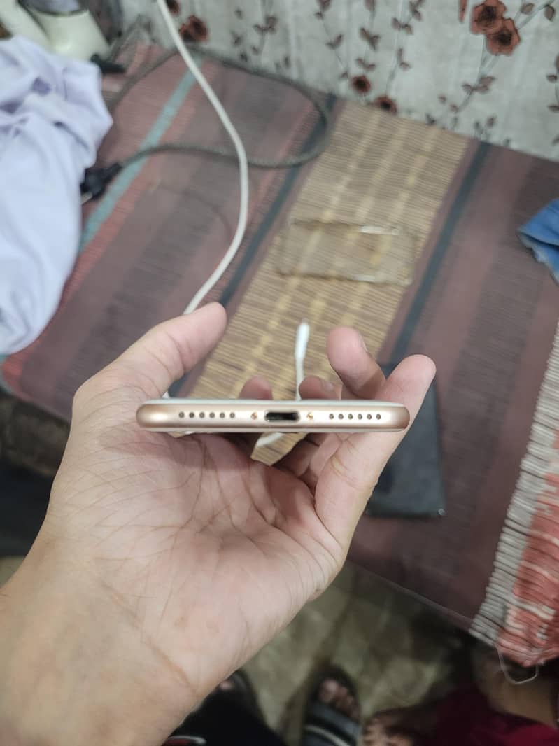 Apple iPhone 8 3