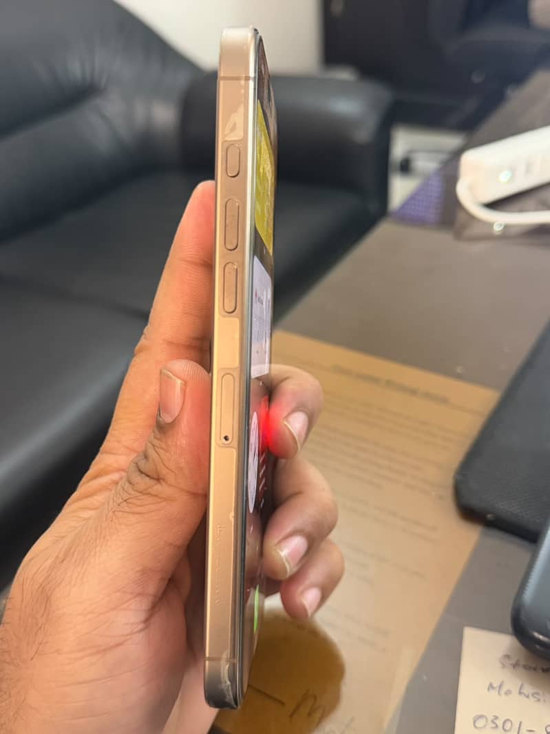 Apple iPhone 16 Pro Max 4