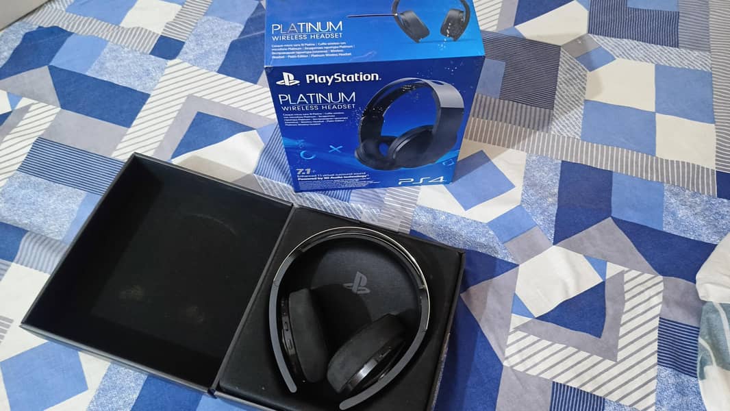 Sony PlayStation 4 Pro 1TB + Controller + Bluetooth Headset 1