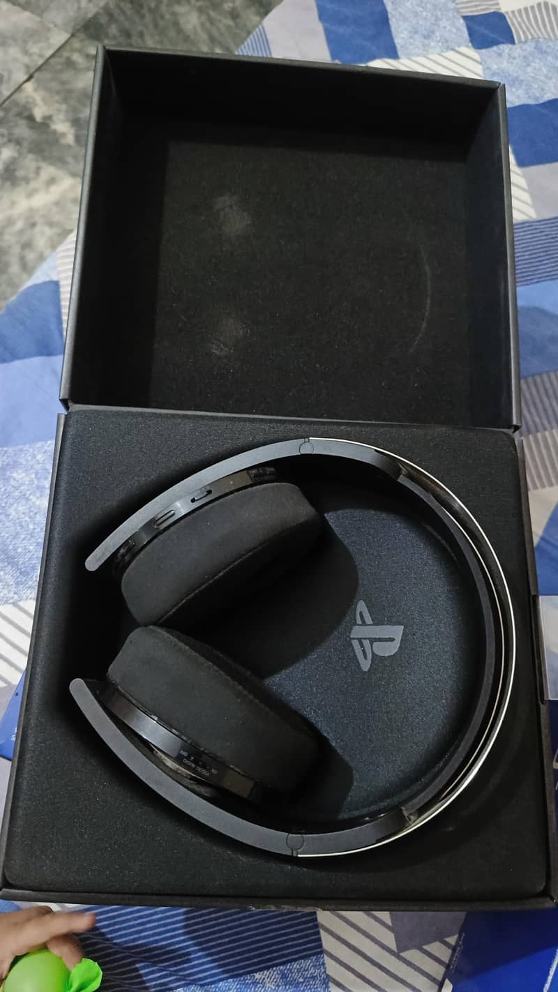 Sony PlayStation 4 Pro 1TB + Controller + Bluetooth Headset 2