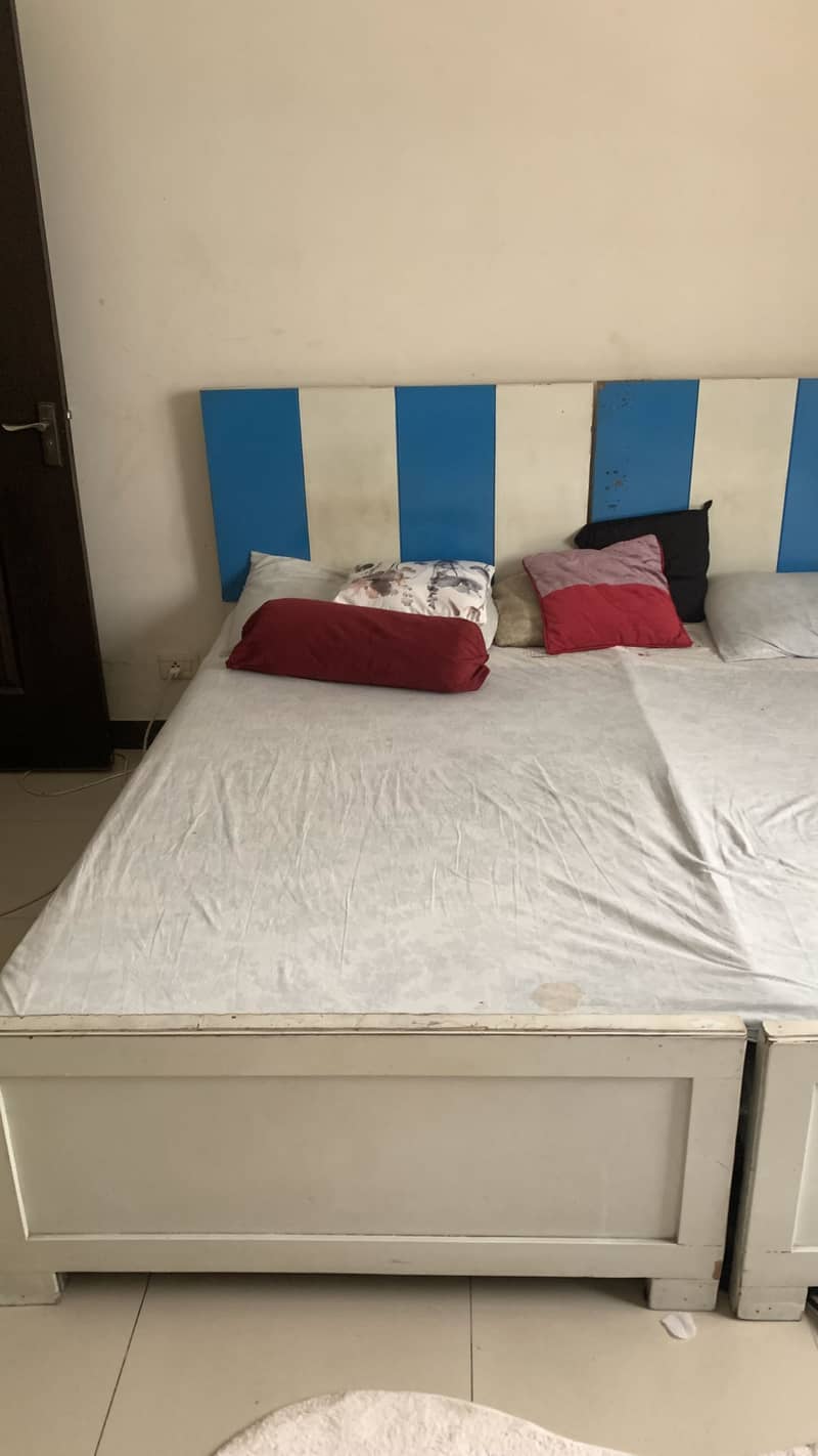 2 single beds with side tables 0