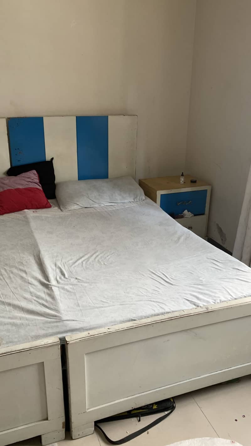 2 single beds with side tables 1