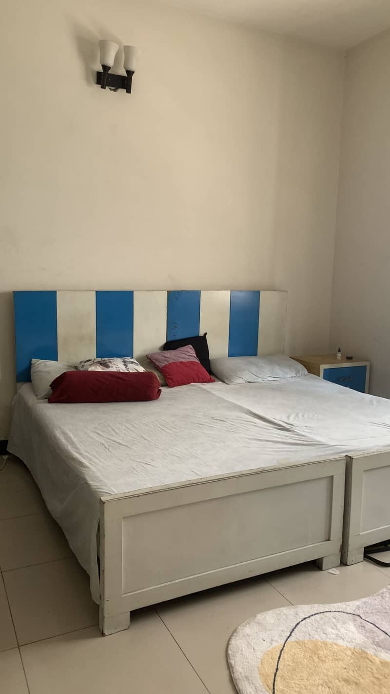 2 single beds with side tables 5