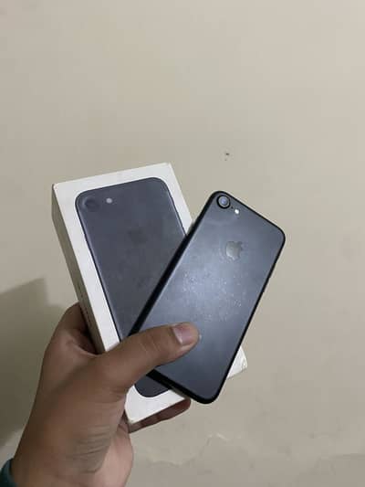 Apple iPhone 7 (32gb) pta approved with complete box