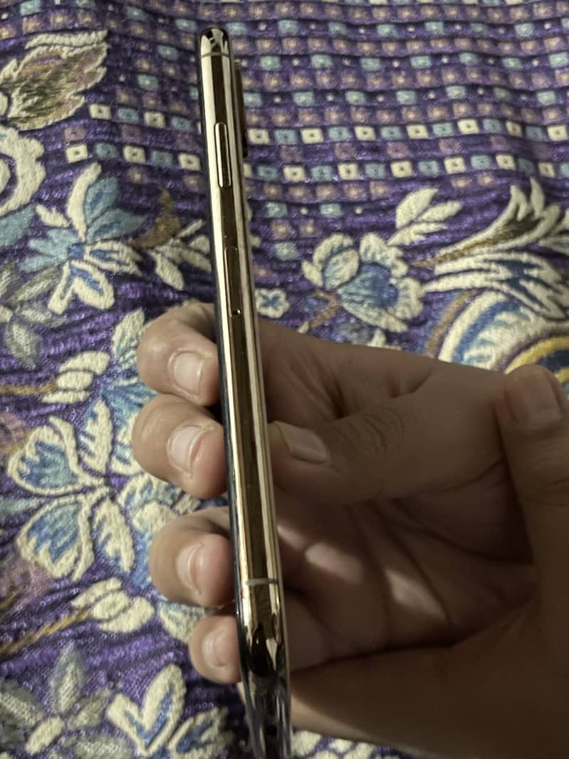 Apple iPhone XS 4