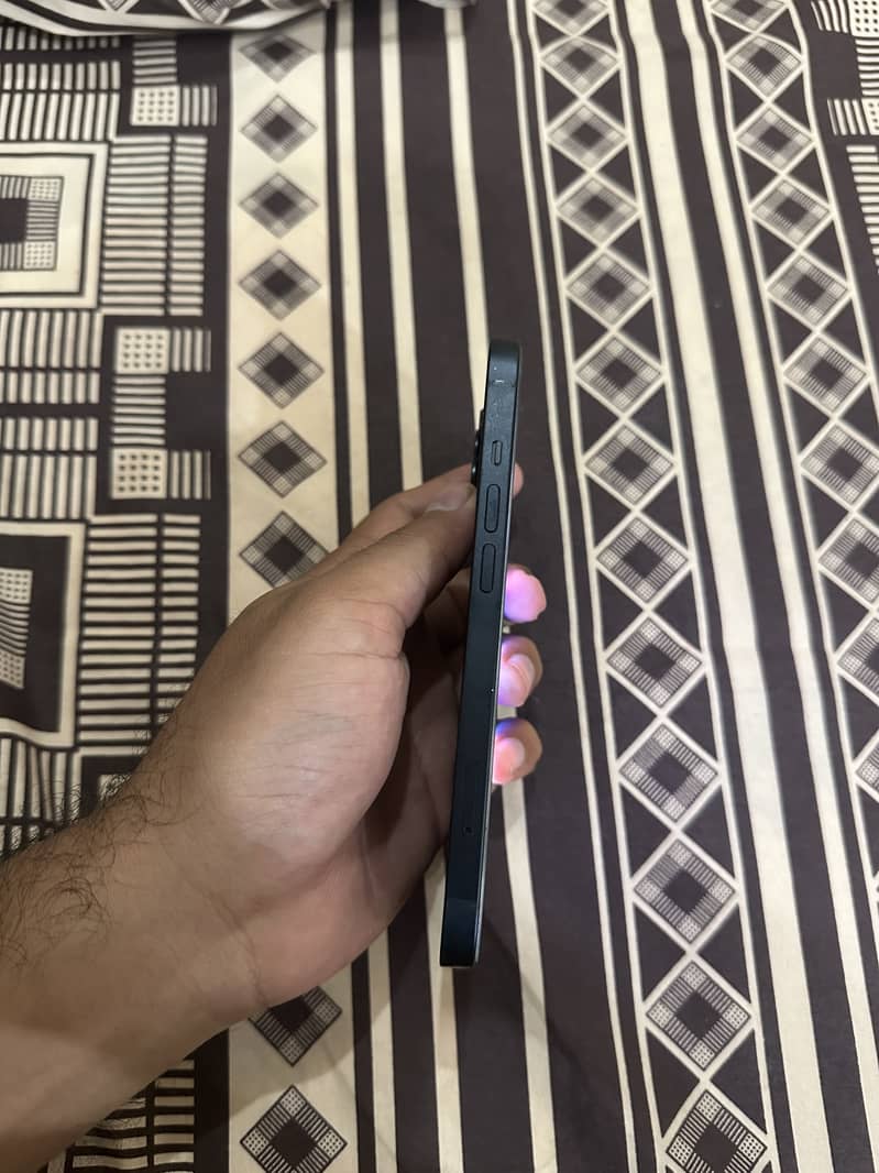 Apple iPhone 13 4