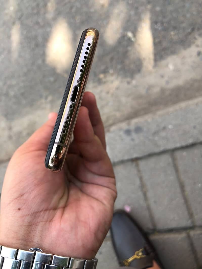 Apple iPhone XS Max 7