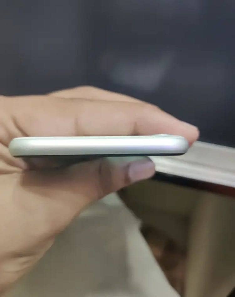 Apple iPhone SE pta 1
