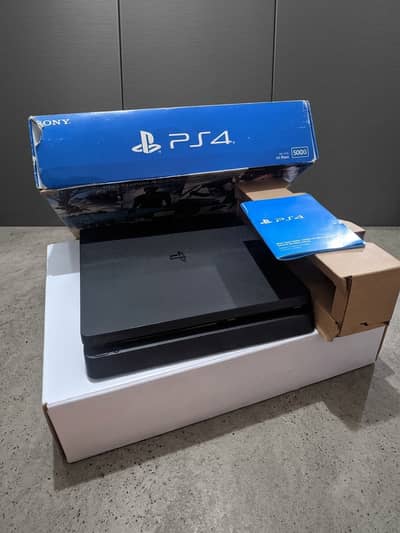 PS4 slim 500GB Jailbreak 13.52v with 2 controllers.