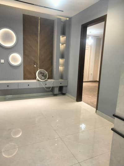 250, SQYARD GROUND FLOOR PORTION AVAILABLE BRAND NEW FOR SILENT COMMERCIAL OFFICE USED IT SOFTWARE HOUSE