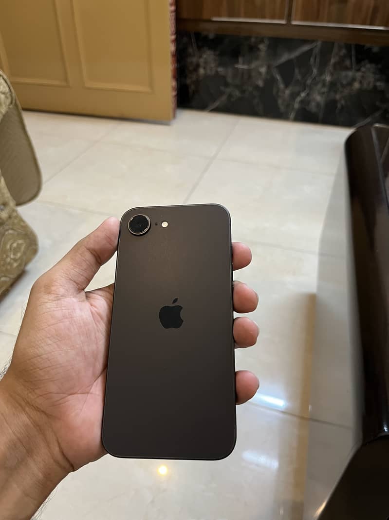 Apple iPhone 16e 0