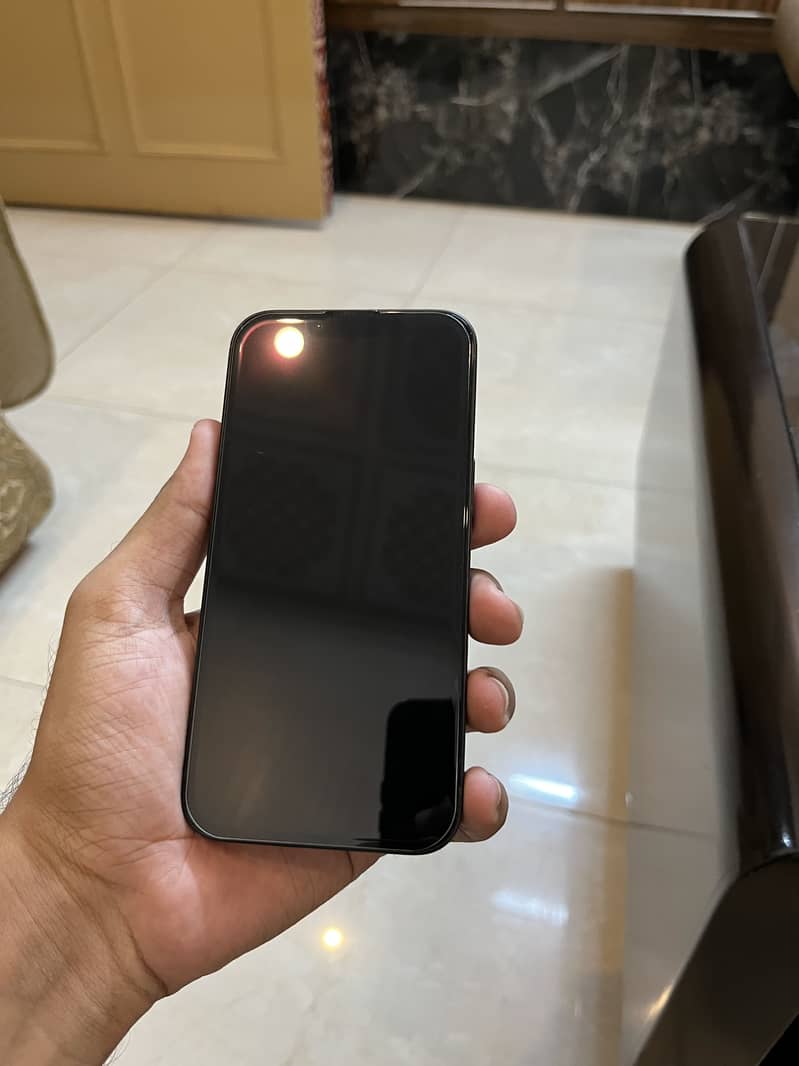 Apple iPhone 16e 1