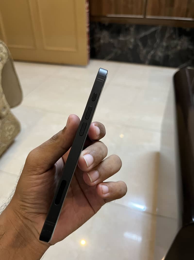 Apple iPhone 16e 6