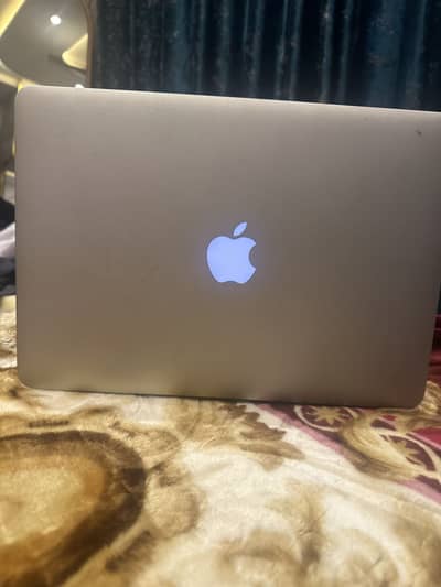 Macbook Air 2017 (13 inch) With charger
