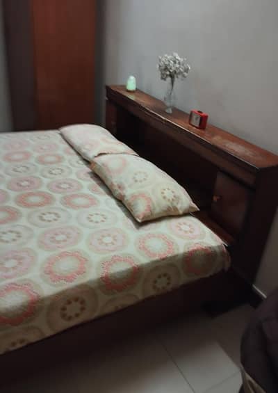 king size wooden bed