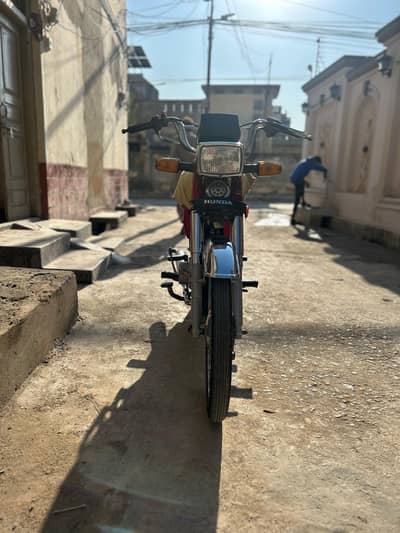 Honda CD 70 22 yeh 23 model hai