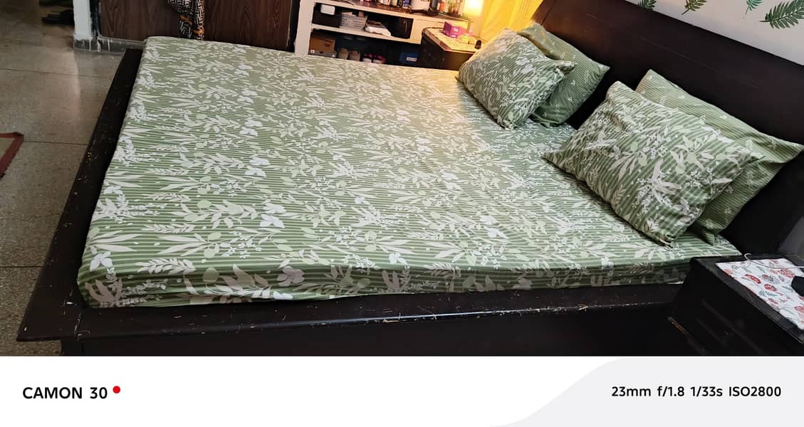 king size bed with one side table 4