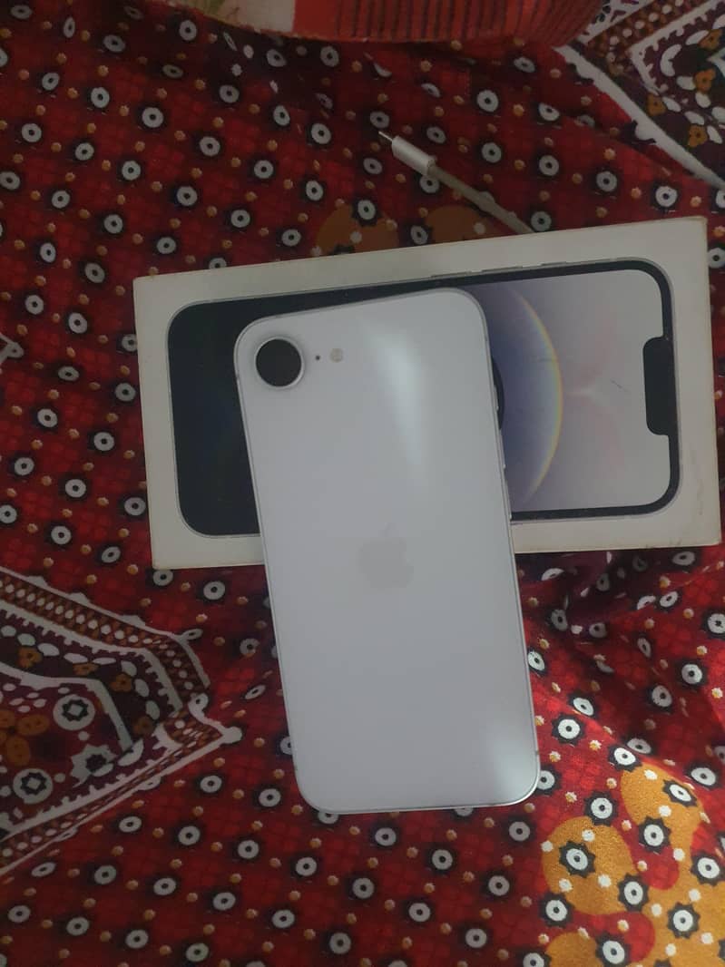 Apple iPhone 16e 0