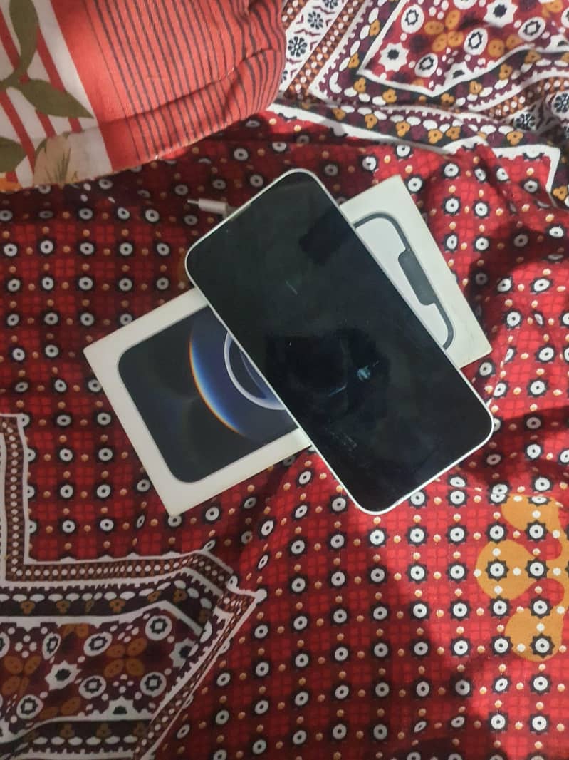 Apple iPhone 16e 1