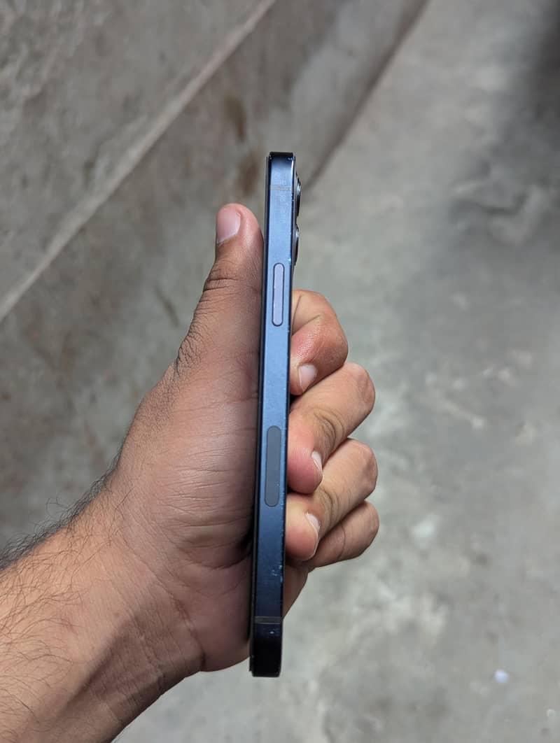 Apple iPhone 12 4