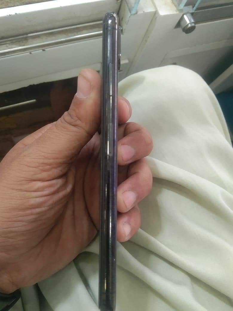 Apple iPhone XS Max 9