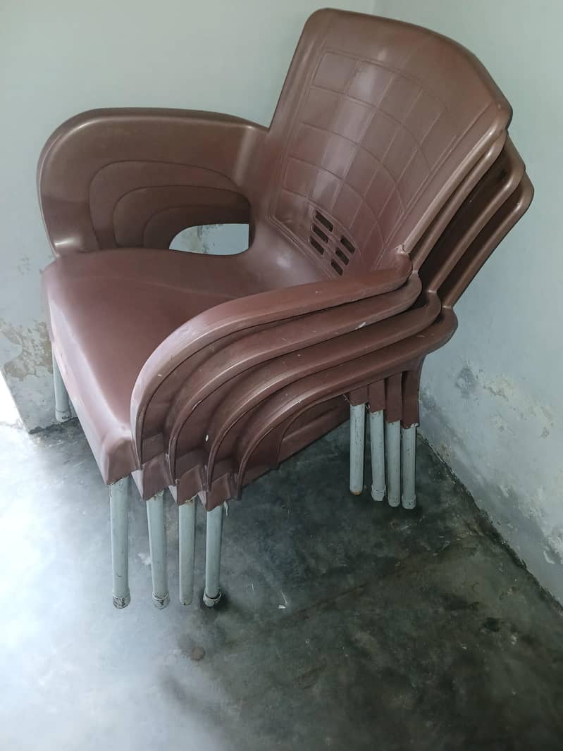 10  chairs  2  Table 0