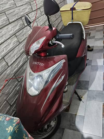 United 100cc petrol Scooty