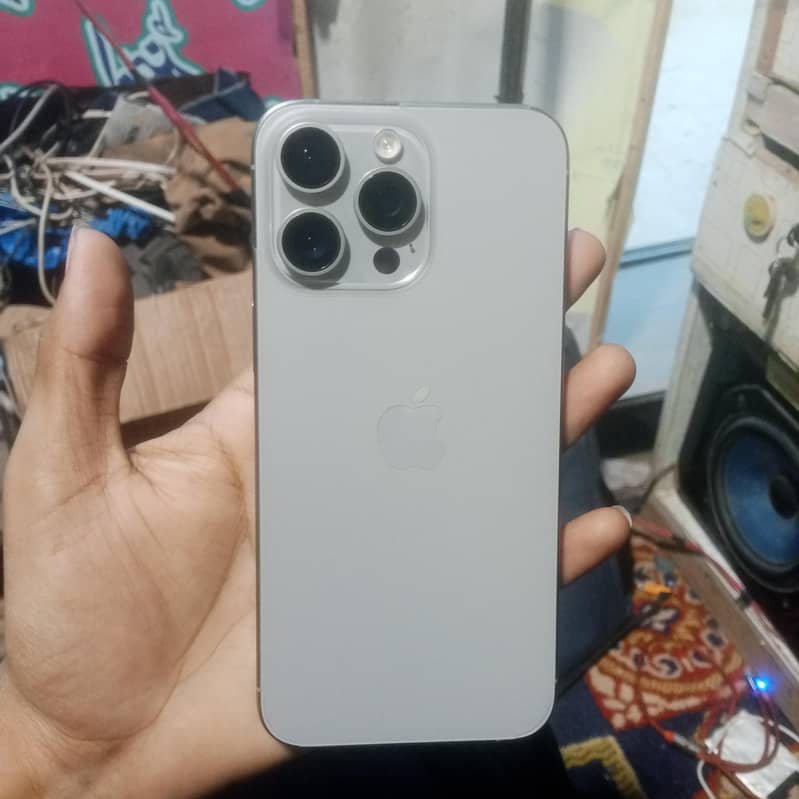 Apple iPhone 15 Pro Max 3