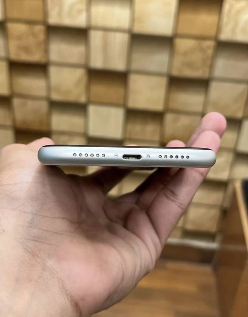Apple iPhone 11 4