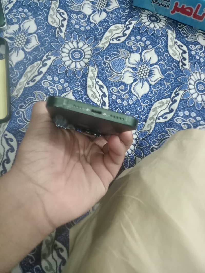 Apple iPhone 13 4