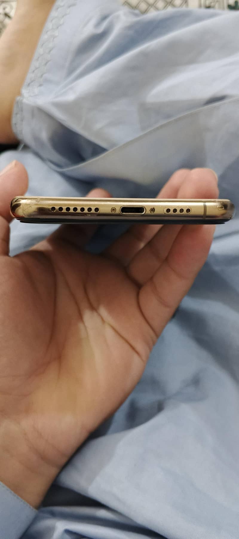Apple iPhone XS Max 4