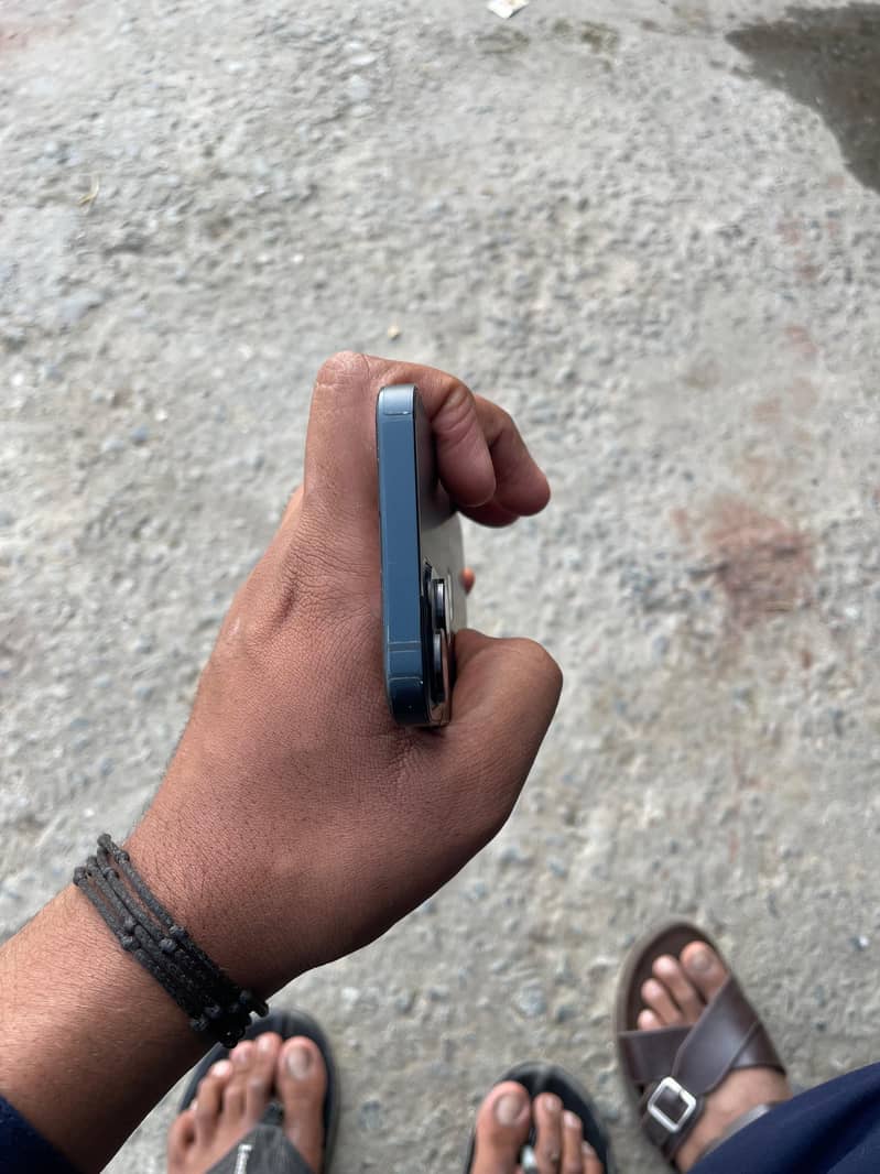 Apple iPhone 13 8