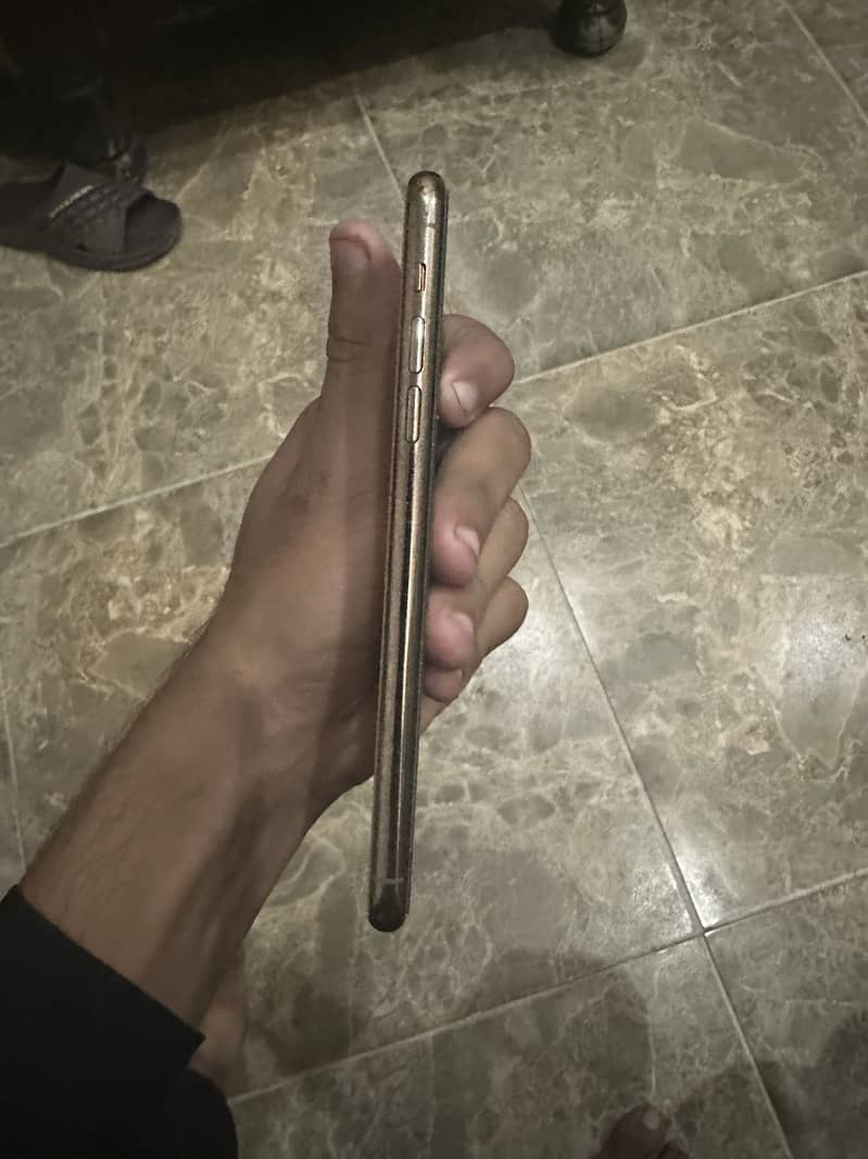 Apple iPhone 11 Pro Max 6
