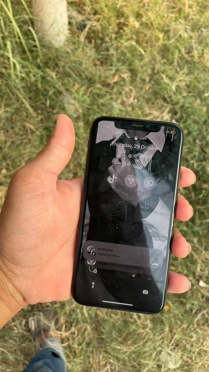 Apple iPhone X 4