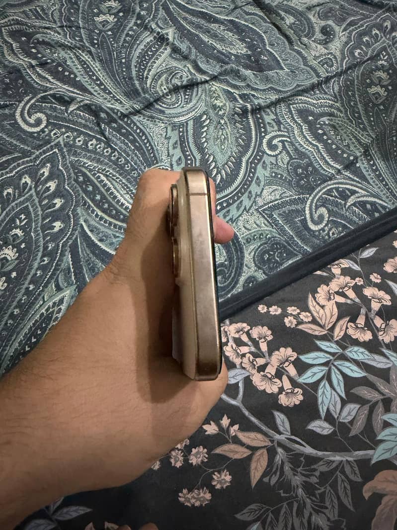 Apple iPhone 16 Pro Max 6