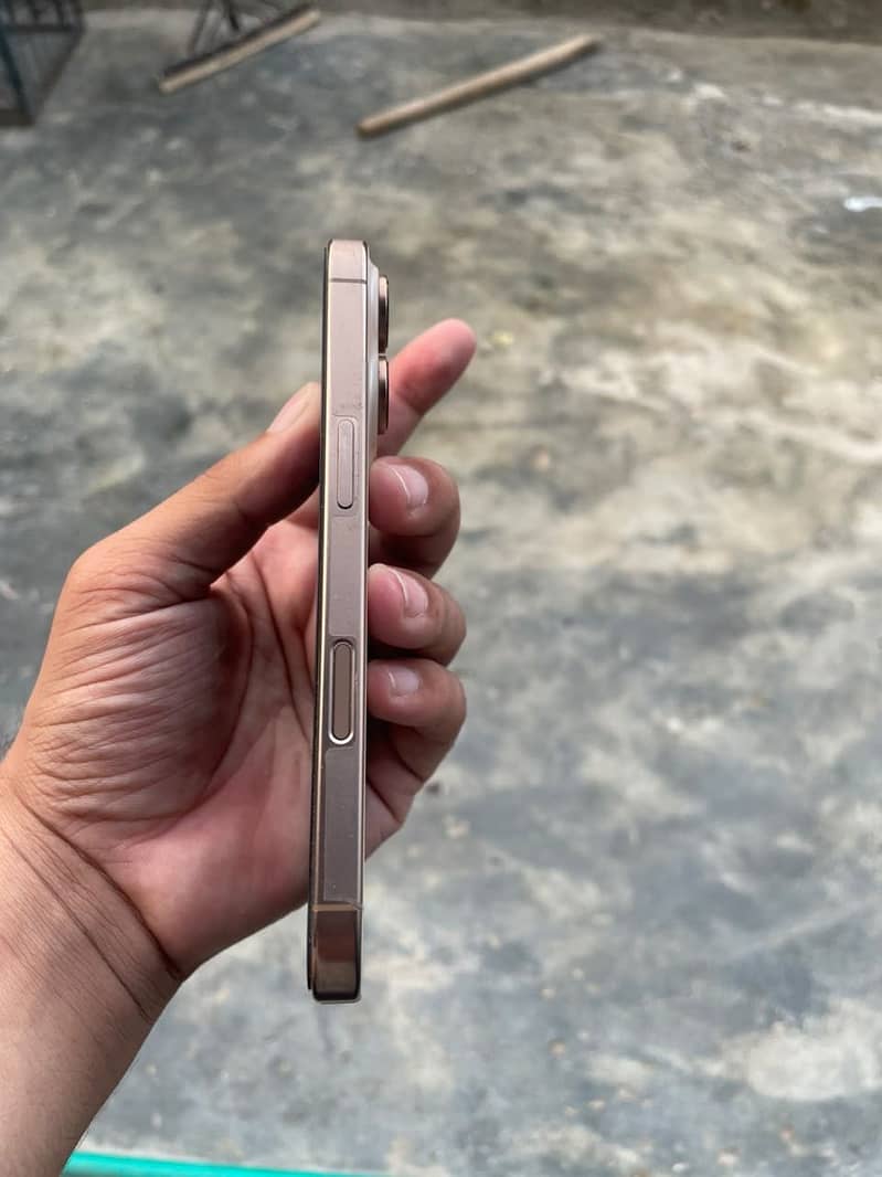 Apple iPhone 16 Pro 1