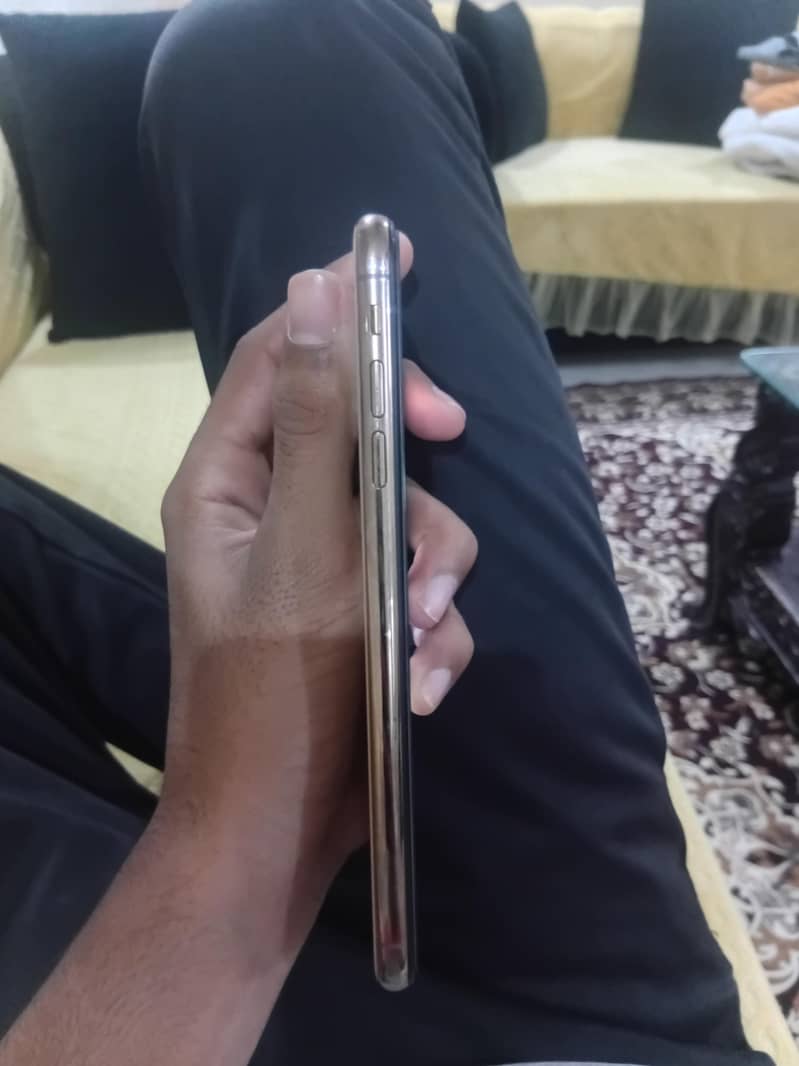Apple iPhone XS Max 3